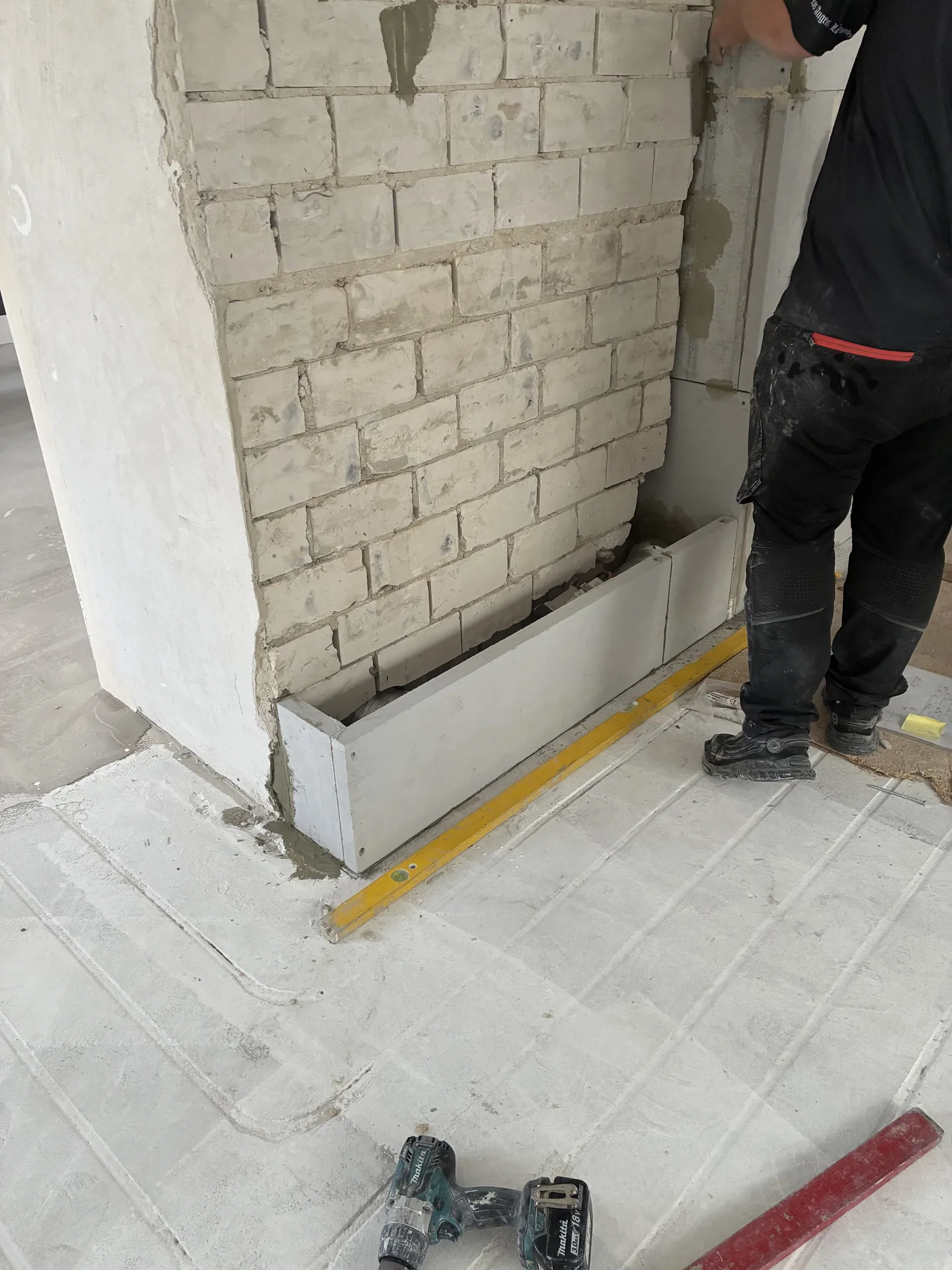 Cladding with natural stone slips